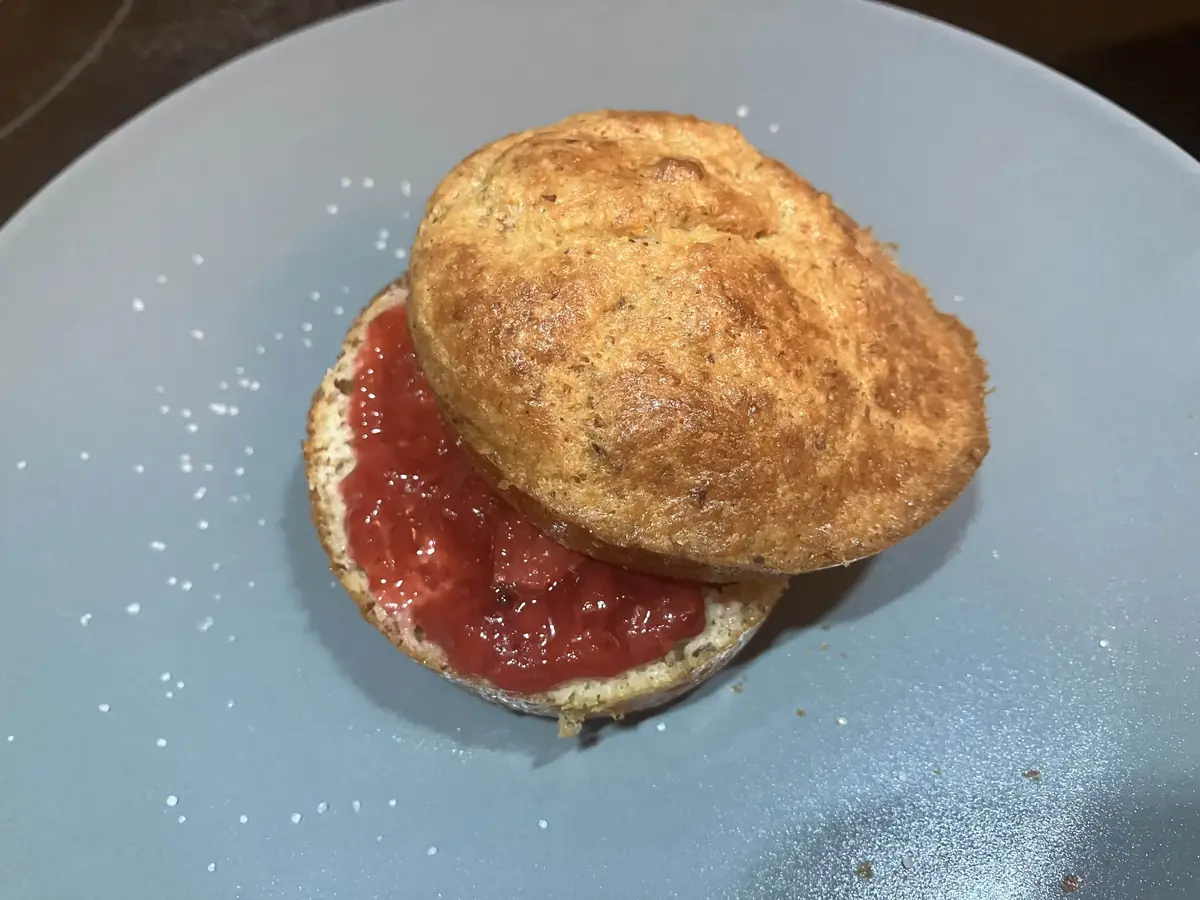 Beignets au four low carb fourrés à la confiture de fruits rouges