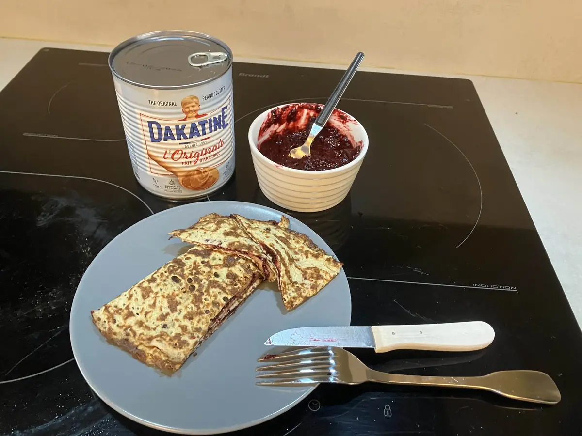 Crêpe low carb pliée garnie de Dakatine et confiture