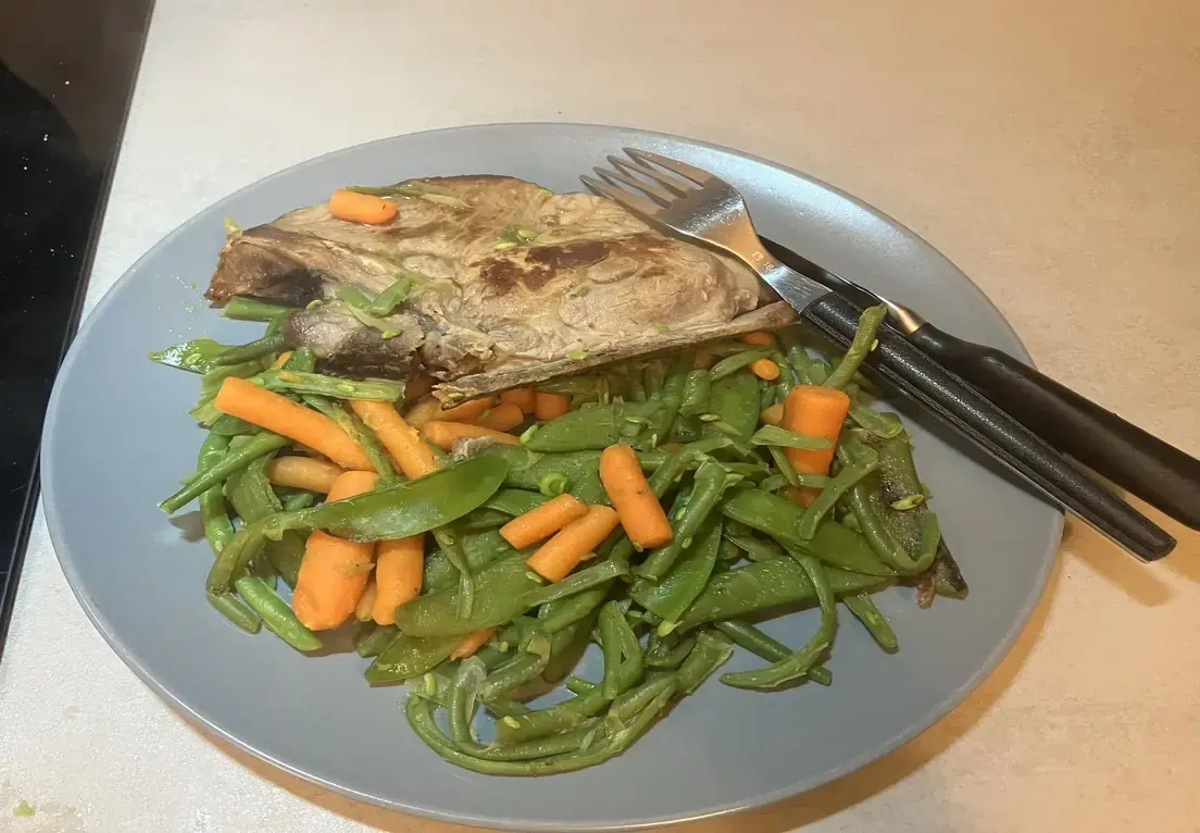 Échine de porc poêlée avec carottes, mangetouts et haricots verts