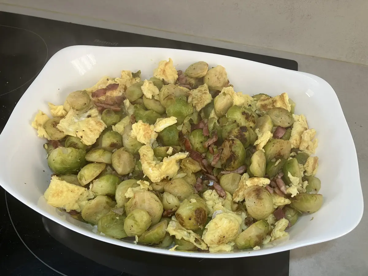 Poêlée de choux de Bruxelles aux lardons et œufs