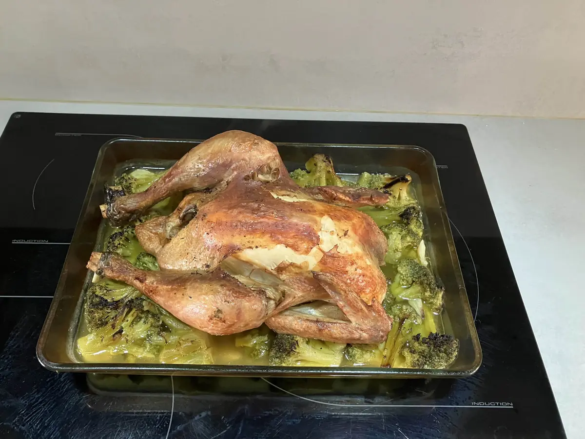 Poulet rôti sans peau accompagné de brocolis à l’ail
