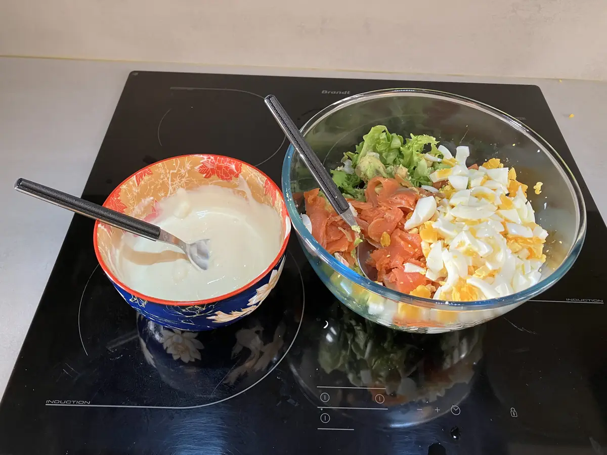 Salade avocat et truite fumée avec œufs et sauce skyr