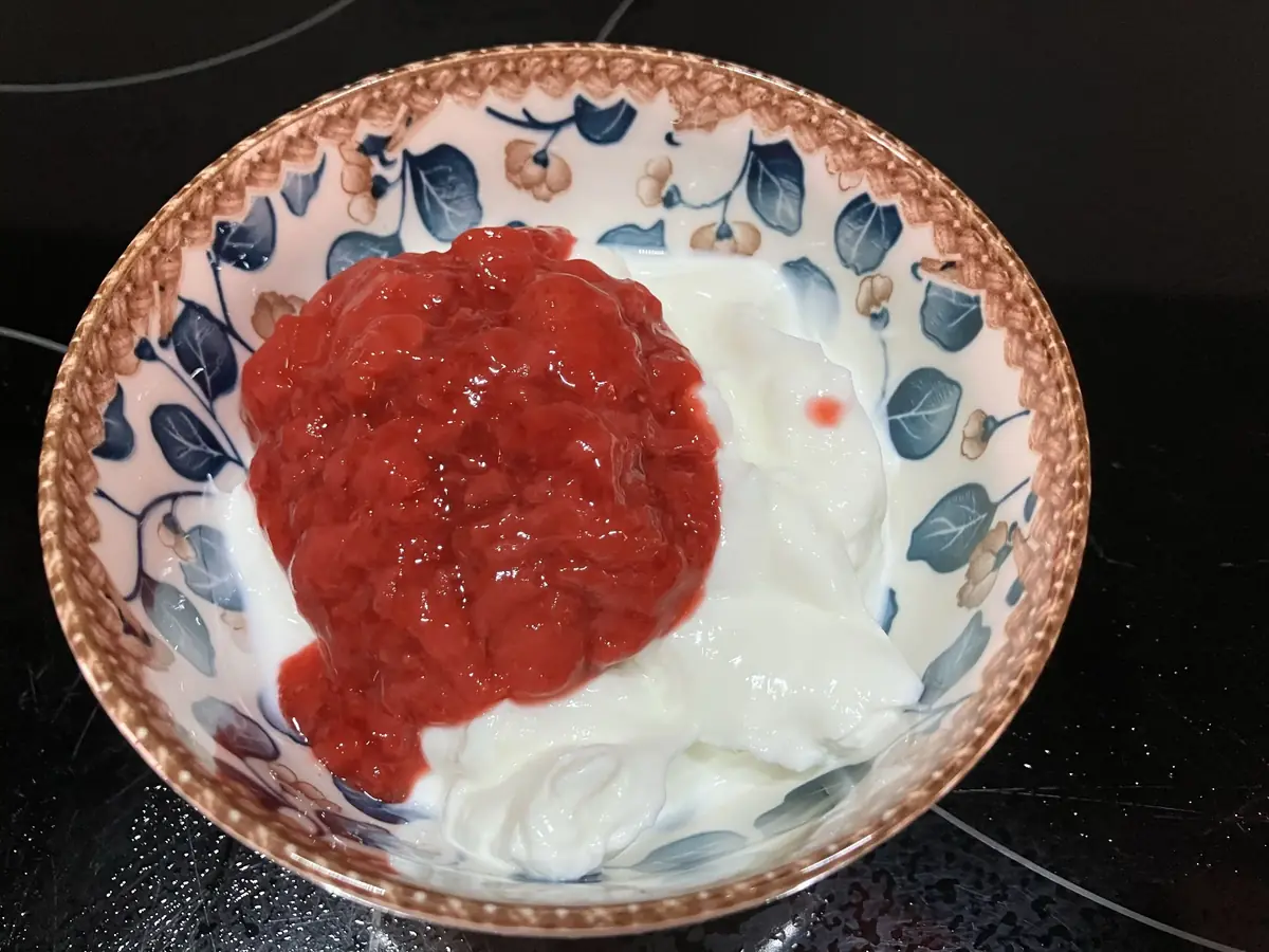 Bol de skyr mélangé à la confiture low carb de fruits rouges