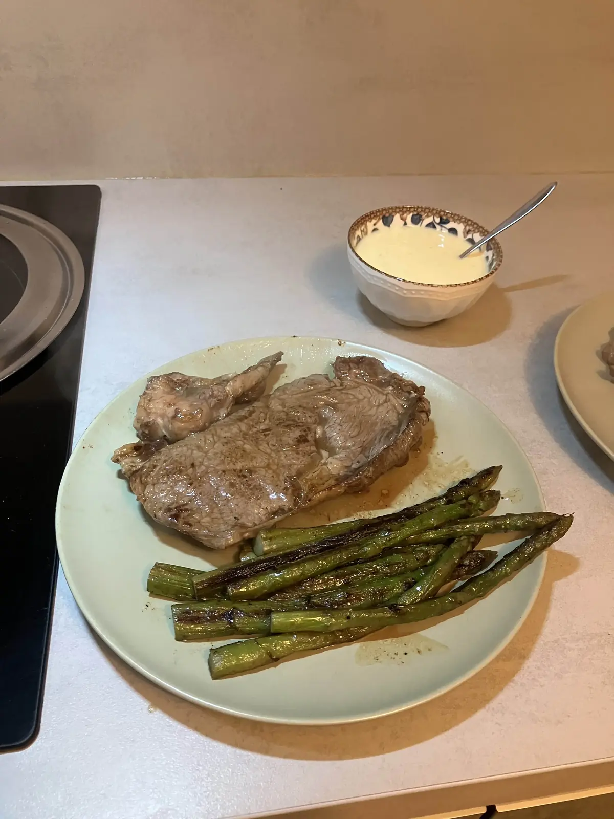 Steak grillé accompagné d’asperges vertes poêlées